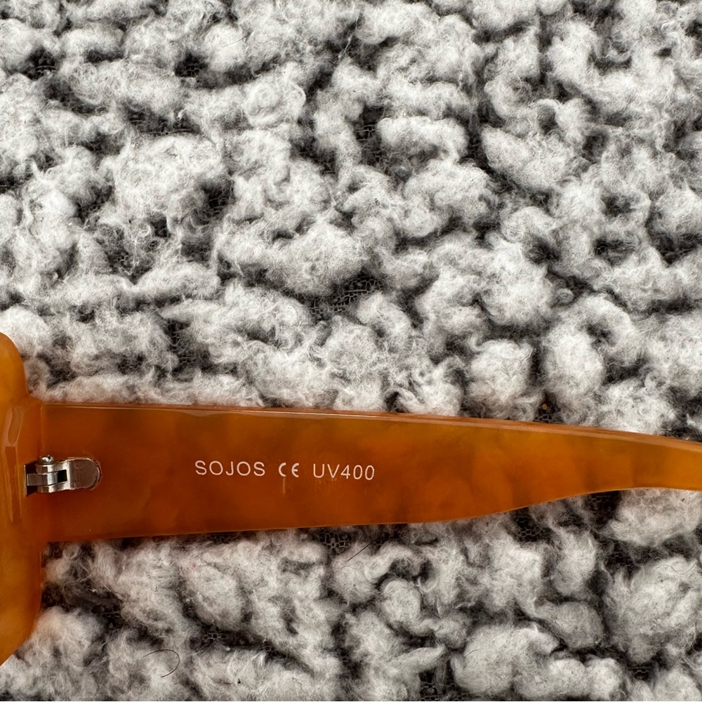 90’s retro style, rectangular sunglasses.